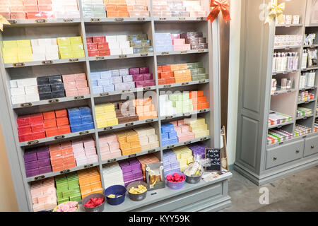 Colorata,negozi,display,soap,Aleppo,Il SAVON D'Alep,,profumo fragrante profumo,,aroma,a,La Maison du Il Savon de Marseille,all'interno,Carcassonne,castle,Francia, Foto Stock