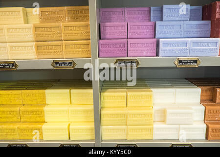 Colorata,negozi,display,soap,Aleppo,Il SAVON D'Alep,,profumo fragrante profumo,,aroma,a,La Maison du Il Savon de Marseille,all'interno,Carcassonne,castle,Francia, Foto Stock