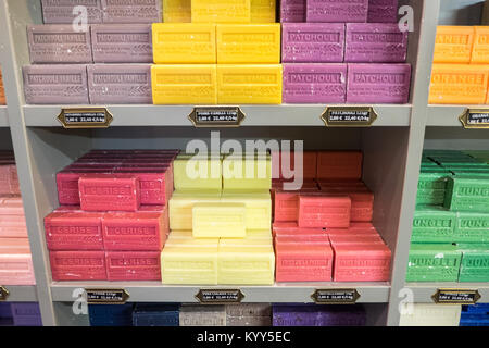 Colorata,negozi,display,soap,Aleppo,Il SAVON D'Alep,,profumo fragrante profumo,,aroma,a,La Maison du Il Savon de Marseille,all'interno,Carcassonne,castle,Francia, Foto Stock