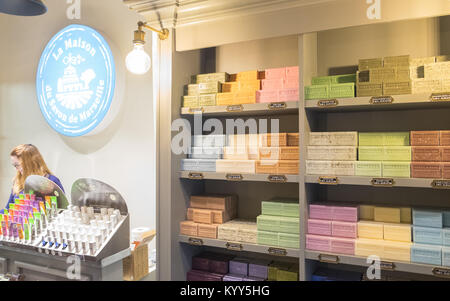 Colorata,negozi,display,soap,Aleppo,Il SAVON D'Alep,,profumo fragrante profumo,,aroma,a,La Maison du Il Savon de Marseille,all'interno,Carcassonne,castle,Francia, Foto Stock