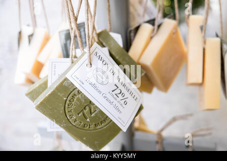 Colorata,negozi,display,soap,Aleppo,Il SAVON D'Alep,,profumo fragrante profumo,,aroma,a,La Maison du Il Savon de Marseille,all'interno,Carcassonne,castle,Francia, Foto Stock