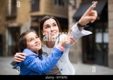 Giovane madre puntando alla figlia nuova vista durante il tour Foto Stock