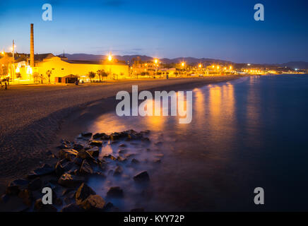 City beach in serata. Badalona, Spagna Foto Stock