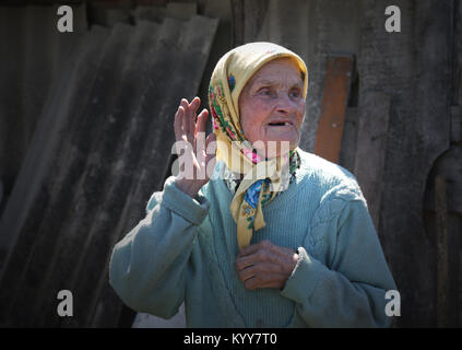 Maria Shovkuia un residenti illegali (samosely) sono tornati a vivere nella zona di esclusione. Foto Stock