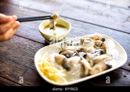 Wasabi e ostriche fresche sul tavolo Foto Stock