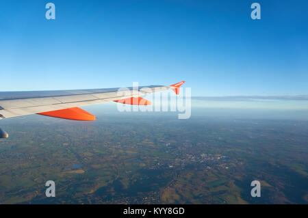 Un aeromobili Easyjet ala in volo visto dalla cabina. Foto Stock
