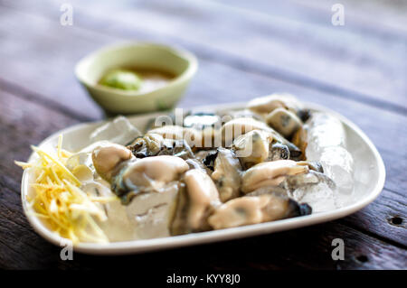 Wasabi e ostriche fresche sul tavolo Foto Stock