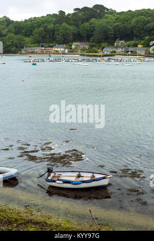 Guardando attraverso la Helford estuario dal villaggio di Helford a molte piccole imbarcazioni a posti barca intorno al passaggio di Helford, Cornwall, Regno Unito Foto Stock