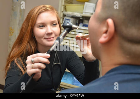 KINGS BAY, Ga. (Ott. 24, 2017) Giovita Sanford, ramo navale Health Clinic Kings Bay assistente medico, controlla un paziente per strep gola. Attraverso il nostro ospedale e cinque filiali Clinics di Salute, abbiamo avuto 497,175 visite mediche nell'anno fiscale 2017. (U.S. Navy Foto Stock