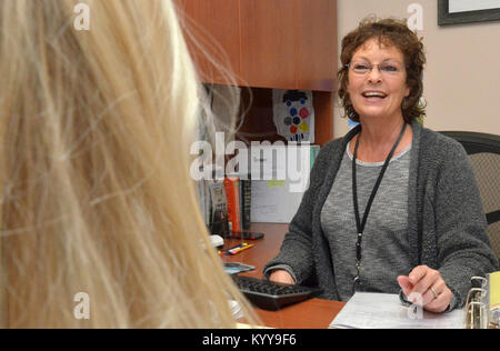 KINGS BAY, Ga. (Ott. 24, 2017) Corby Tobin, ramo navale Health Clinic Kings Bay case manager, coordina la cura per un paziente. Attraverso il nostro ospedale e cinque filiali Clinics di Salute, abbiamo avuto 497,175 visite mediche nell'anno fiscale 2017. (U.S. Navy Foto Stock