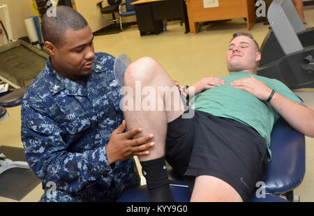 KINGS BAY, Ga. (Ott. 24, 2017) Ospedale Corpsman 2a classe Marqintae Smith controlli Marine Corps Lance Cpl. Brian Baiers' knee Gamma di movimento con un goniometro al ramo navale Health Clinic Kings Bay è la terapia fisica. Attraverso il nostro ospedale e cinque filiali Clinics di Salute, abbiamo avuto 497,175 visite mediche nell'anno fiscale 2017. (U.S. Navy Foto Stock