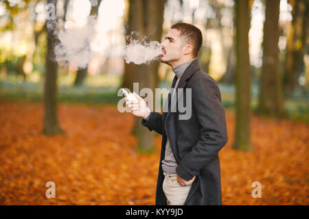 L uomo nel parco di autunno Foto Stock