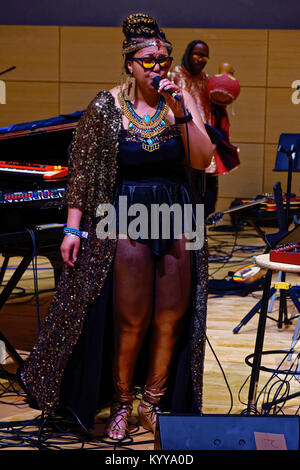 Sun Ra Arkestra suona dal vivo del punteggio al film lo spazio è il posto alla nuova scuola Tishman Auditorium (foto di Lev Radin/Pacific Stampa) Foto Stock