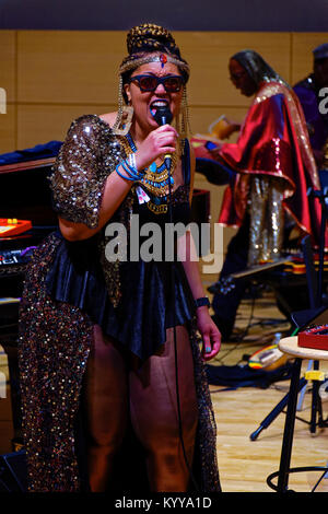 Sun Ra Arkestra suona dal vivo del punteggio al film lo spazio è il posto alla nuova scuola Tishman Auditorium (foto di Lev Radin/Pacific Stampa) Foto Stock