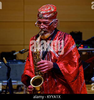 Sun Ra Arkestra suona dal vivo del punteggio al film lo spazio è il posto alla nuova scuola Tishman Auditorium (foto di Lev Radin/Pacific Stampa) Foto Stock