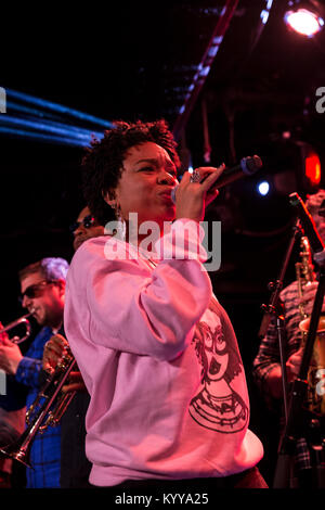 No BS! Brass Band con il cantante Samantha Reed compie durante il 2018 New York Winter Festival di Jazz a Le Poisson Rouge (foto di Lev Radin/Pacific Stampa) Foto Stock