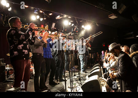 No BS! Brass Band con il cantante Samantha Reed compie durante il 2018 New York Winter Festival di Jazz a Le Poisson Rouge (foto di Lev Radin/Pacific Stampa) Foto Stock