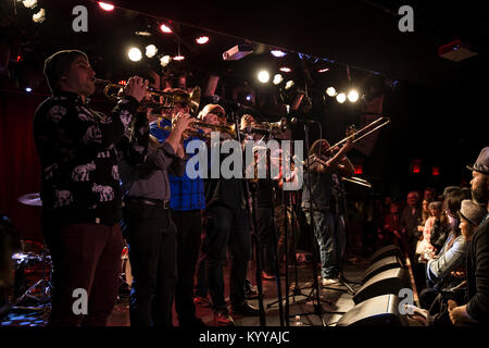 No BS! Brass Band con il cantante Samantha Reed compie durante il 2018 New York Winter Festival di Jazz a Le Poisson Rouge (foto di Lev Radin/Pacific Stampa) Foto Stock