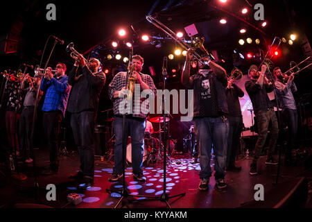 No BS! Brass Band con il cantante Samantha Reed compie durante il 2018 New York Winter Festival di Jazz a Le Poisson Rouge (foto di Lev Radin/Pacific Stampa) Foto Stock