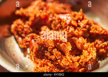 Fatto a mano rosso pasta di curry, un ingrediente chiave nella lezione di cucina Thai Foto Stock