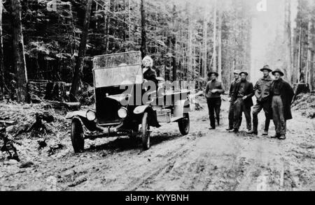 Prima auto intorno al lago di Crescent. Una Ford Modello T guidato da George Lippert da Sol Duc Hot Springs. - Parco nazionale di Olympic Road Sistema, Port Angeles, Clallam County, WA, circa 1921 Foto Stock