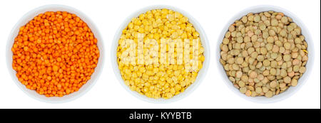 Lenticchie raw raccolta dalla vaschetta sopra isolata su uno sfondo bianco Foto Stock