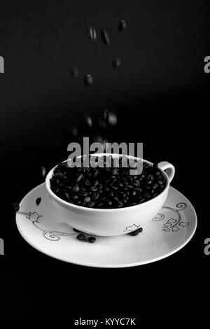 I chicchi di caffè in una tazza Foto Stock