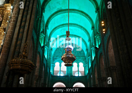 Il Botafumeiro, panello di fumo in galiziano, è un famoso turibolo trovati nella Cattedrale di Santiago di Compostela. L'incenso è bruciato in questo mi oscillante Foto Stock