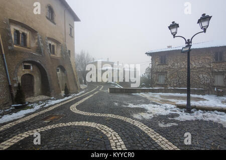 Tagliacozzo (Italia) - un piccolo grazioso villaggio in provincia di L'Aquila, in montagna regione Abruzzo, spesso coperti di neve durante l'inverno. Foto Stock