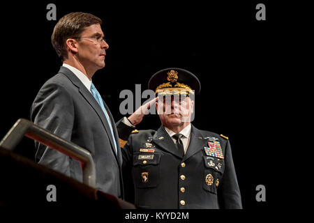 Segretario dell'esercito il dottor Mark T. Esper assiste un esercito tutti gli onori Cerimonia di arrivo ospitato dal Capo di Stato Maggiore degli Stati Uniti Esercito gen. Mark A. Milley a Conmy Hall sulla base comune Myer-Henderson Hall, Arlington, Virginia, 5 gennaio 2018. Esper è stato recentemente nominato come il ventitreesimo segretario dell'esercito. (U.S. Esercito Foto Stock