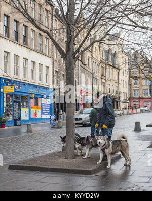 Uomo che guarda come Heisenberg o Walter bianco, pochi cani su Street di Edimburgo Foto Stock