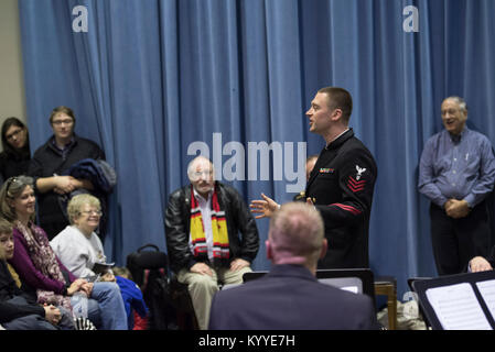 FAIRFAX, Virginia (GEN. 13, 2018) musicista di prima classe Jonathan Yanik parla al pubblico durante una performance presso l'U.S. La banda della marina militare internazionale di sassofono simposio presso la George Mason University di Fairfax, Virginia. Il sassofono Internazionale Simposio è la banda della marina militare del più grande evento di outreach ogni anno migliaia di studenti, educatori, gli artisti e gli altri partecipanti provenienti da tutto il mondo. (U.S. Navy Foto Stock