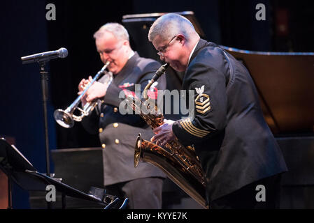 FAIRFAX, Virginia (GEN. 13, 2018) Chief Musician Robert Holmes, destra e Chief Musician Timothy Stanley eseguire presso l'U.S. La banda della marina militare internazionale di sassofono simposio presso la George Mason University di Fairfax, Virginia. Il sassofono Internazionale Simposio è la banda della marina militare del più grande evento di outreach ogni anno migliaia di studenti, educatori, gli artisti e gli altri partecipanti provenienti da tutto il mondo. (U.S. Navy Foto Stock