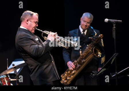 FAIRFAX, Virginia (GEN. 13, 2018) Chief Musician Timothy Stanley esegue presso l'U.S. La banda della marina militare internazionale di sassofono simposio presso la George Mason University di Fairfax, Virginia. Il sassofono Internazionale Simposio è la banda della marina militare del più grande evento di outreach ogni anno migliaia di studenti, educatori, gli artisti e gli altri partecipanti provenienti da tutto il mondo. (U.S. Navy Foto Stock