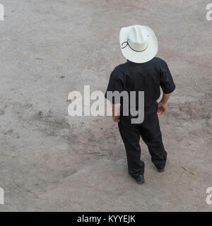 Elevato angolo di visione di un uomo in piedi, Calgary Stampede, Calgary, Alberta, Canada Foto Stock