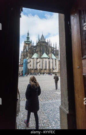 La Cattedrale di San Vito si vede dall'ingresso della Basilica di San Giorgio, Praga, Repubblica Ceca Foto Stock