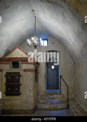 Vista interna di una porta della Vecchia Sinagoga, Praga, Repubblica Ceca Foto Stock