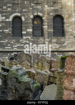 Jewish sala cerimoniale e lapidi nel vecchio cimitero ebraico, Città Vecchia, Praga, Repubblica Ceca Foto Stock