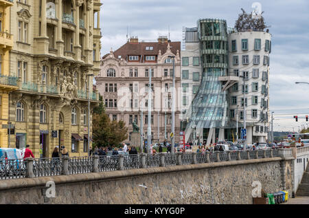 Il Dancing House Hotel, la Dancing House, un importante edificio di riferimento a Praga con un design altamente originale Foto Stock