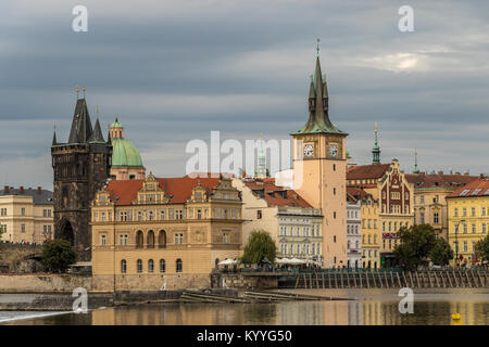 Praga dalle rive del fiume Moldava con la Torre del Ponte della Citta' Vecchia all'entrata del Ponte Carlo, Praga, Repubblica Ceca Foto Stock
