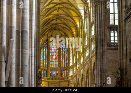 La navata centrale della cattedrale e santuario della Cattedrale di San Vito a Praga , situato all'interno del Castello di Praga, Repubblica Ceca Foto Stock