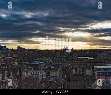 Tramonto su Edinburgo, vista dal Castello fino alla città vecchia Foto Stock