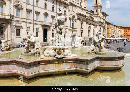 La Fontana del Moro (Moor Fontana) in Piazza Navona, Roma, Italia Foto Stock
