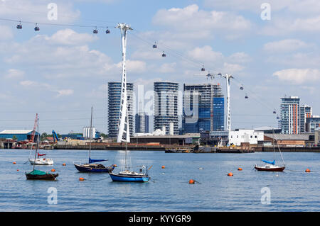 Yacht e barche sul Fiume Tamigi a Londra England Regno Unito Regno Unito Foto Stock