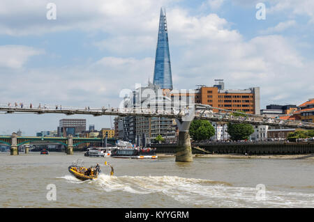 Il fiume Tamigi e Millennium Bridge con il Coccio grattacielo in background, London, England, Regno Unito, Gran Bretagna Foto Stock