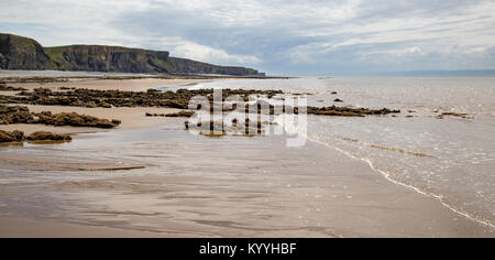 Bassa marea a Traeth Mawr in Glamorgan Heritage costa vicino a punto di Nash in South Wales UK Foto Stock