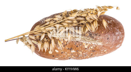 Filone di pane secco con picchi di avena. Fresh croccante pane marrone con fiocchi d'avena e di elementi decorativi le pannocchie. Isolato su sfondo bianco. Foto Stock