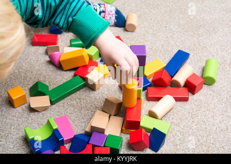 Bambini che giocano con i blocchi di costruzione di apprendimento di nuove competenze, gioco educativo con giocattoli per imparare a casa con i genitori Foto Stock