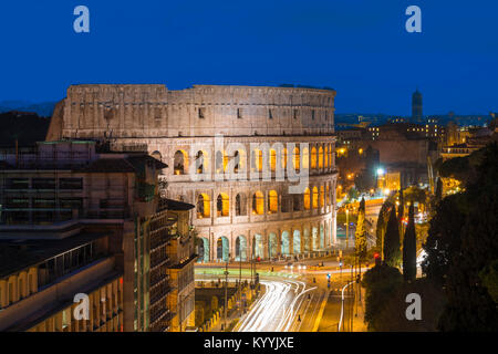 Il Colosseo, Roma, Italia di notte Foto Stock