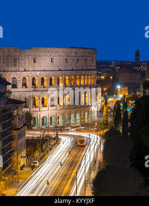 Il Colosseo, Roma, Italia di notte Foto Stock